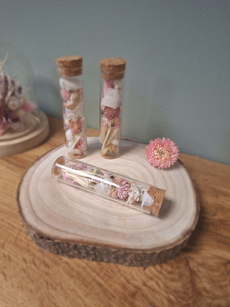 Les cadeaux pour vos invités : les fioles de fleurs séchées- par 10 minimum